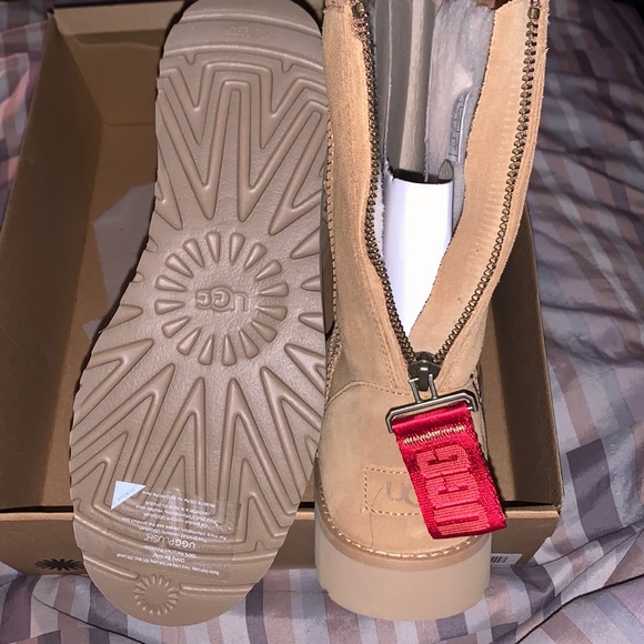 Fresh Pair of Brand New Winter Boots From Ugg. - Picture 4 of 5